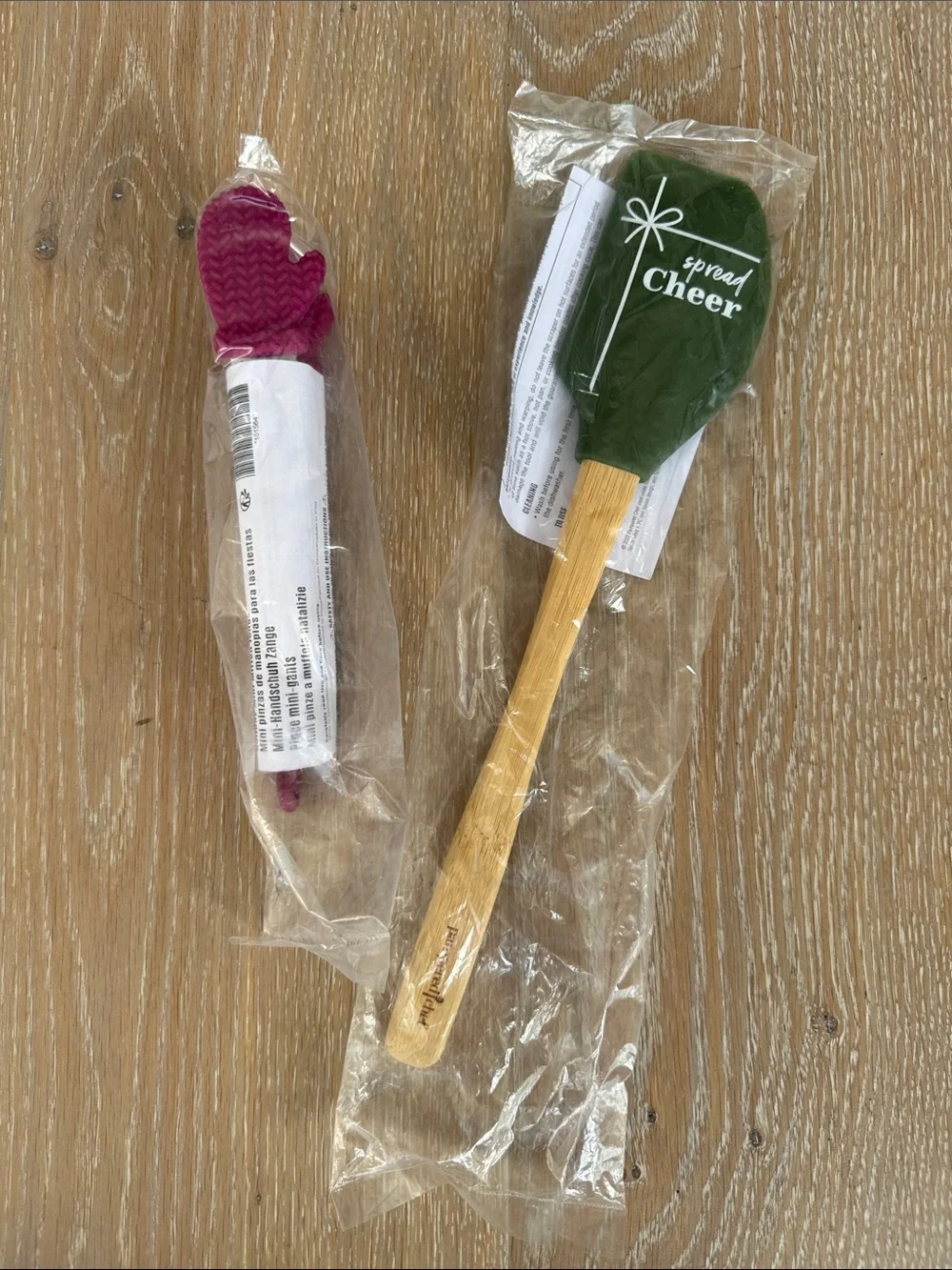 Pampered Chef Holiday ‘Spread Cheer’ Green Spatula & Pink Mini Mitten Tongs Set